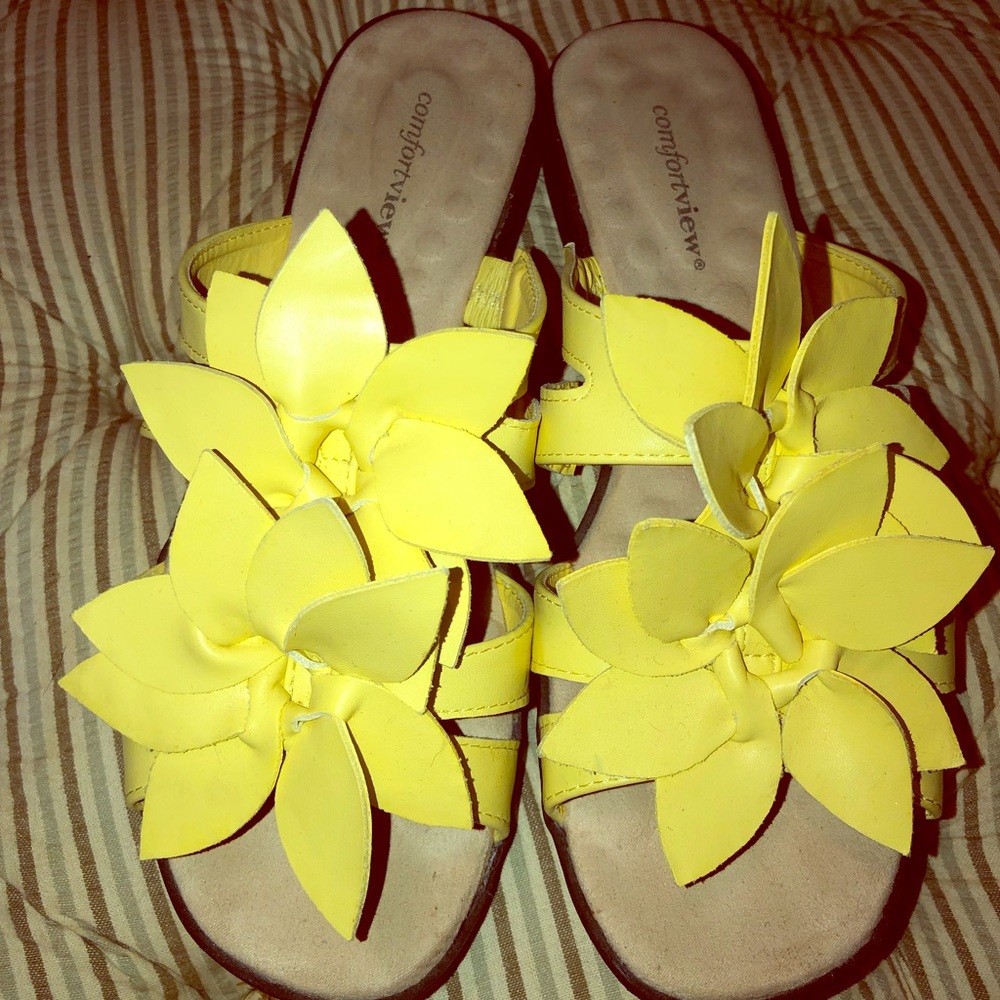 Yellow leather flower sandals